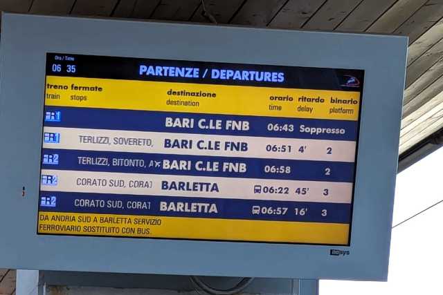 Le Ferrovie Bari Nord e il cronico ritardo dei treni. L'azienda: �Colpa dei passaggi a livello�
